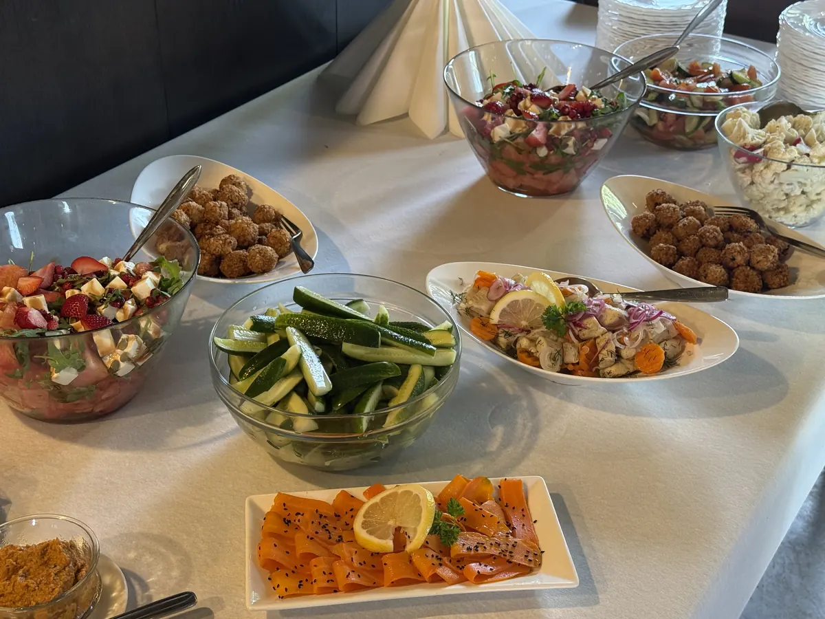 Rikkalik Rootsi laud grupile salatite, kala ja suupistetega