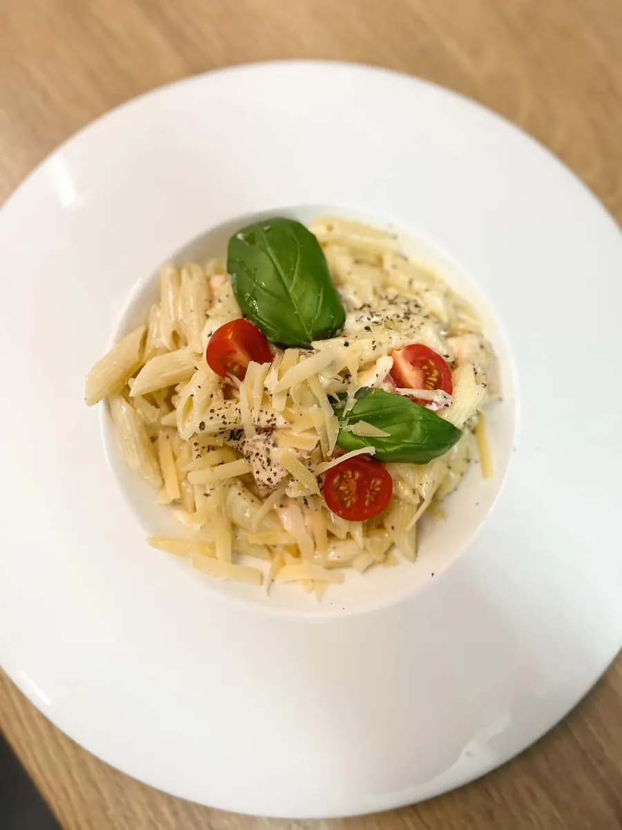 Kreemine pastaroog tomatite, basiiliku ja juustuga