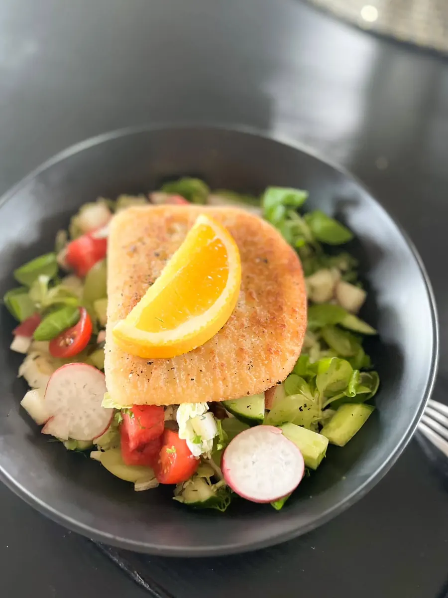 Kalaroog värske salati, tomatite ja apelsiniga