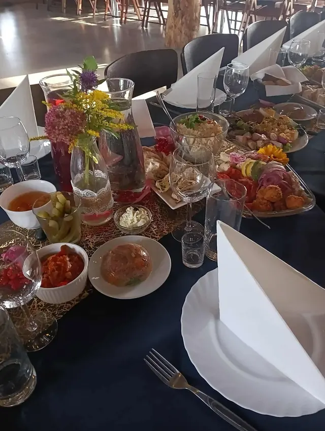 Tumesinise linaga pidulik suupistelaud kanapeede ja lilledega