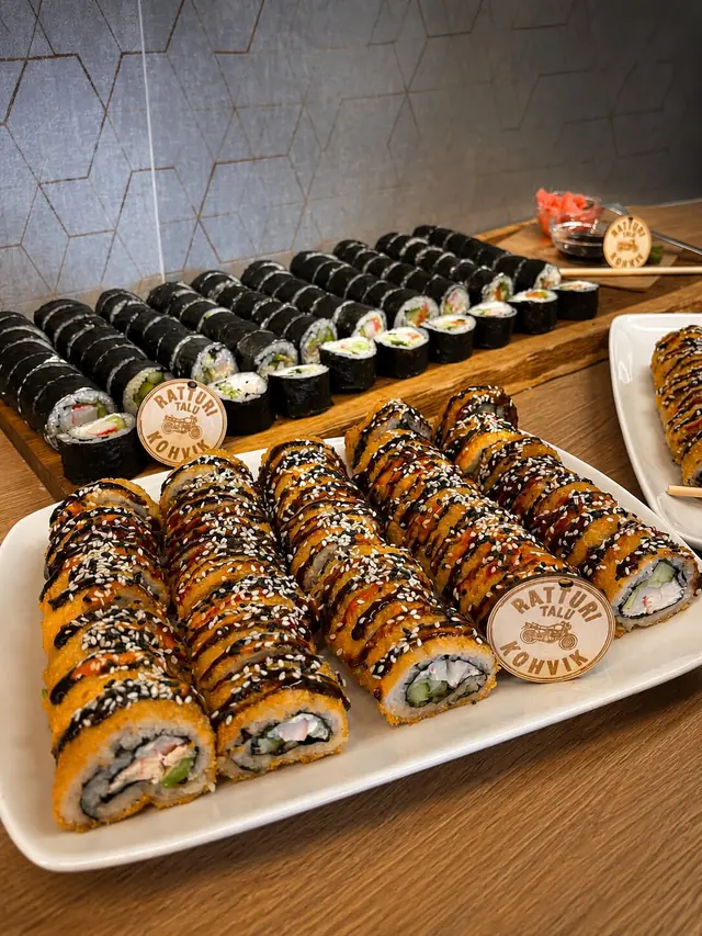 Ratturi talu Kohviku käsitöösushi puitalusel peolaual