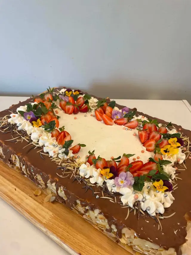 Suur pidulik tort marjade ja kaunistustega