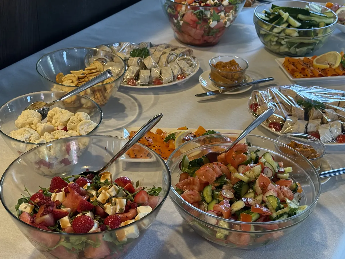 Ratturi köögis valmistatud suvine bufeelaud