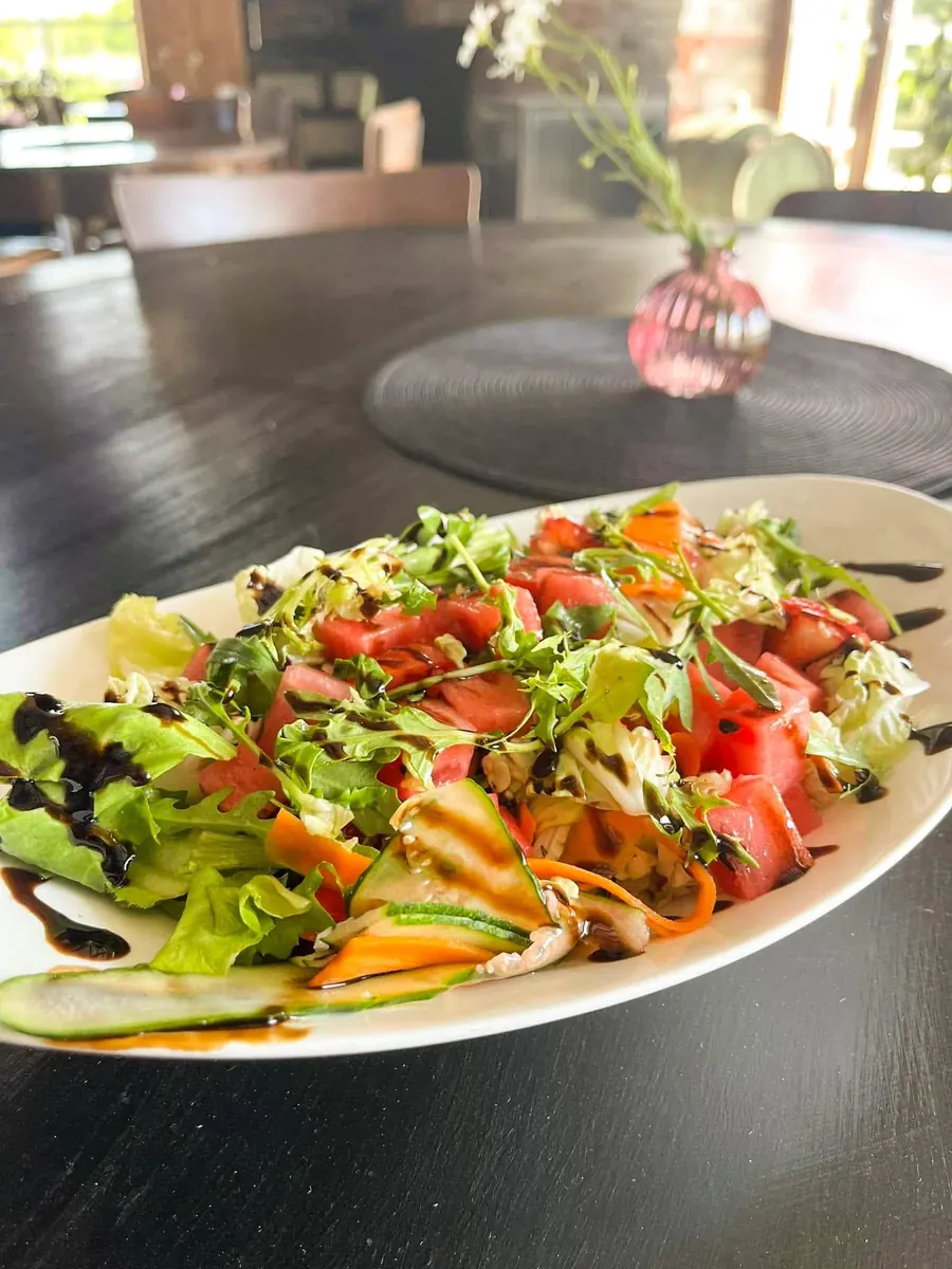 Värvikas värske salat suurel vaagnal Ratturi Kohvikus